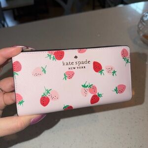 🍓🍓kate spade Stacy Strawberry Print Zip Wallet 🍓